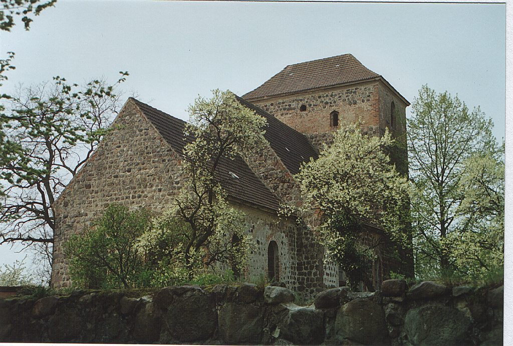 Feldsteine, wohin man auch blickt: Das Feste Haus und die Kirche zu Badingen bilden ein eindrucksvolles Ensemble